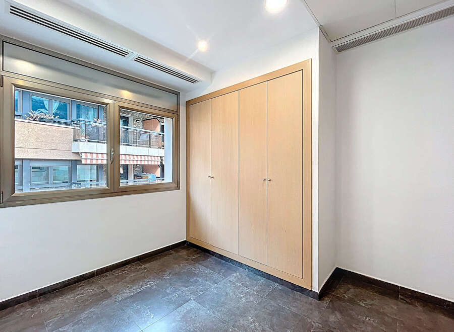 Discover this bright and airy room, perfect for a modern living space.