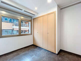 Discover this bright and airy room, perfect for a modern living space.