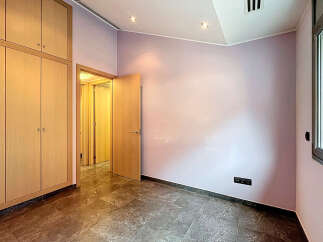 Discover this elegant property featuring a modern design and ample natural light.
