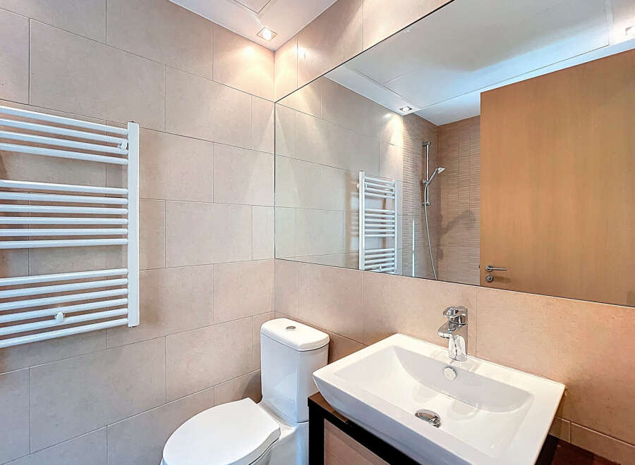This modern bathroom features a sleek design with neutral tones and high-end finishes.