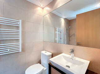 This modern bathroom features a sleek design with neutral tones and high-end finishes.