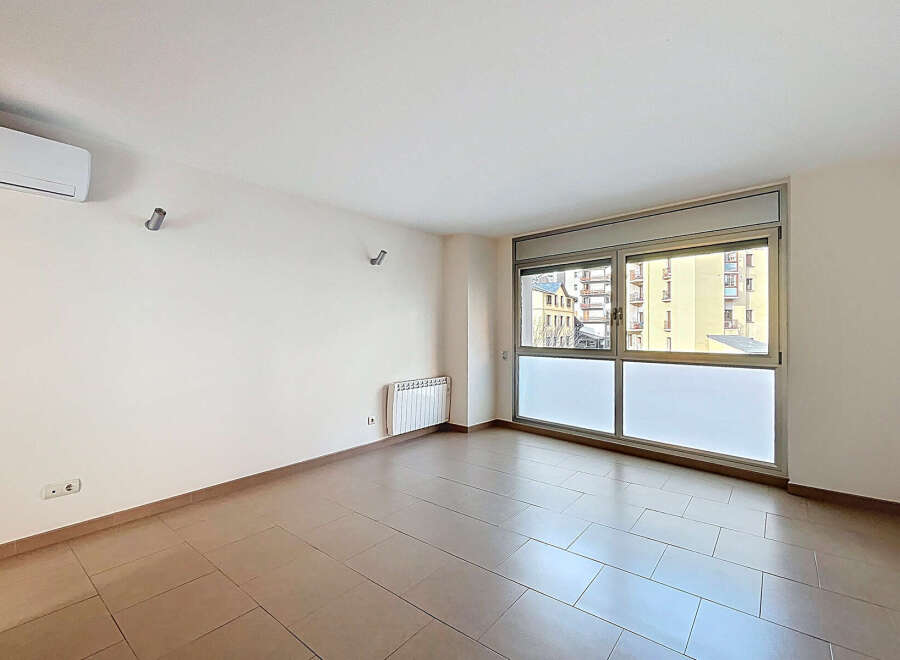 Discover this bright and airy apartment, perfect for modern living.