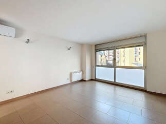 Discover this bright and airy apartment, perfect for modern living.