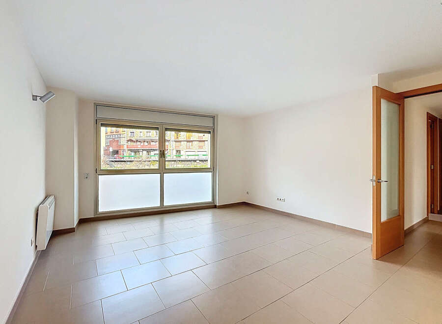 Discover this bright and airy apartment featuring a spacious living area with large windows that flood the space with natural light.