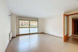 Discover this bright and airy apartment featuring a spacious living area with large windows that flood the space with natural light.