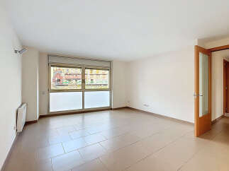 Discover this bright and airy apartment featuring a spacious living area with large windows that flood the space with natural light.