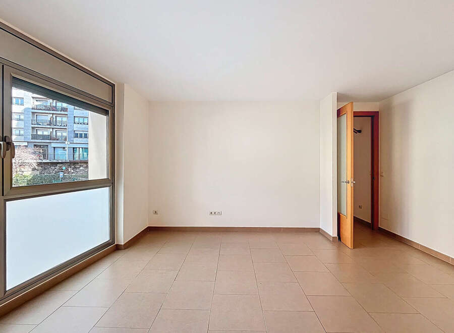Discover this bright and airy apartment, featuring a large window that floods the space with natural light.