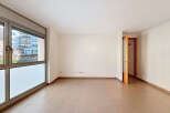 Discover this bright and airy apartment, featuring a large window that floods the space with natural light.