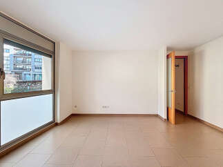 Discover this bright and airy apartment, featuring a large window that floods the space with natural light.