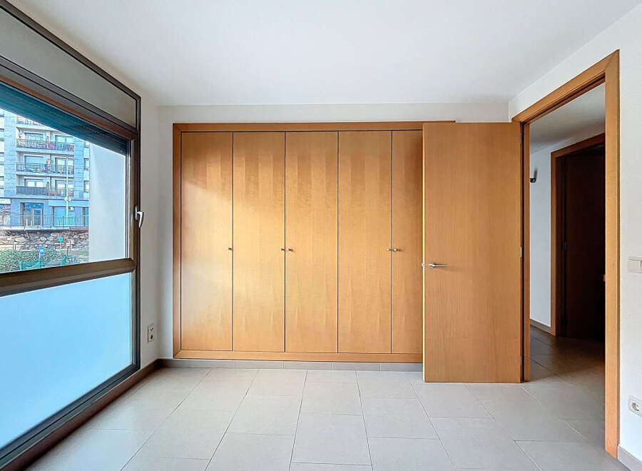 Discover this bright and airy room, featuring a large window that floods the space with natural light.