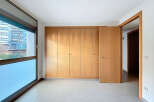 Discover this bright and airy room, featuring a large window that floods the space with natural light.
