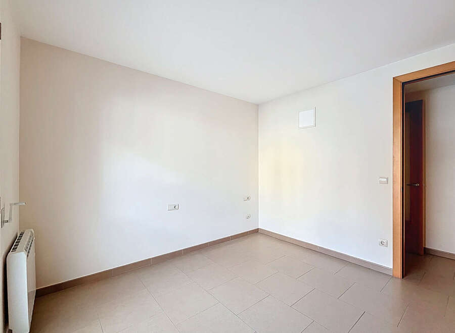 Discover the potential of this bright and airy room, perfect for creating your dream space.
