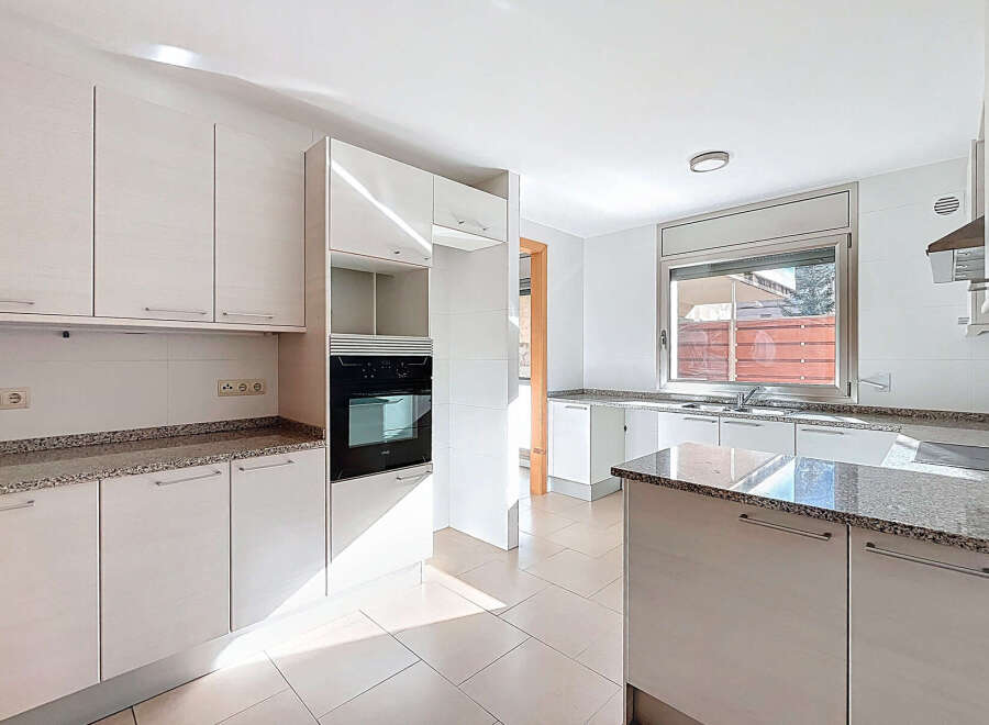 Discover this stunning modern kitchen, perfect for culinary enthusiasts.