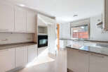 Discover this stunning modern kitchen, perfect for culinary enthusiasts.