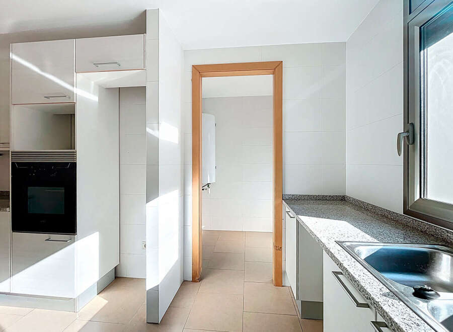 Discover this bright and modern kitchen, perfect for culinary enthusiasts.