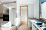 Discover this bright and modern kitchen, perfect for culinary enthusiasts.