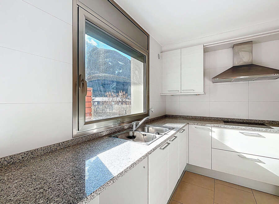 Discover this bright and modern kitchen, perfect for culinary enthusiasts.