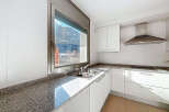 Discover this bright and modern kitchen, perfect for culinary enthusiasts.
