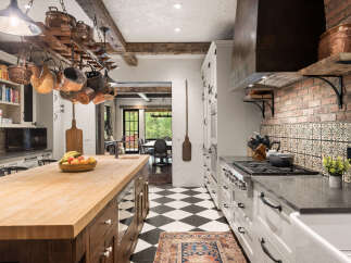 This stunning kitchen boasts a blend of rustic charm and modern elegance, perfect for culinary enthusiasts.