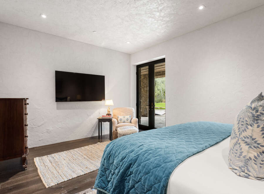 This stunning bedroom boasts a modern design with a touch of elegance.