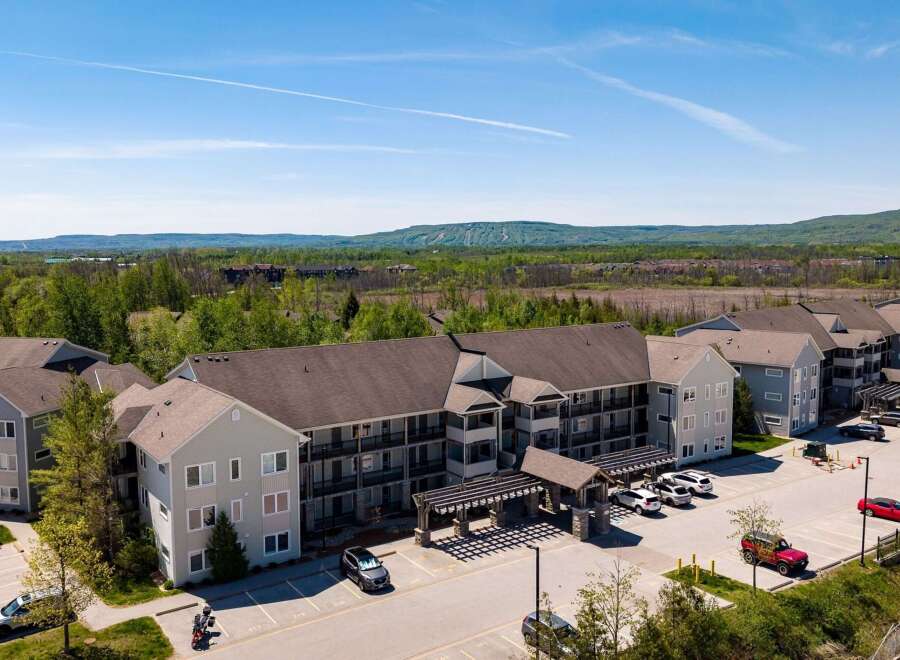Discover the epitome of modern living in this stunning property, boasting a prime location and exceptional amenities.