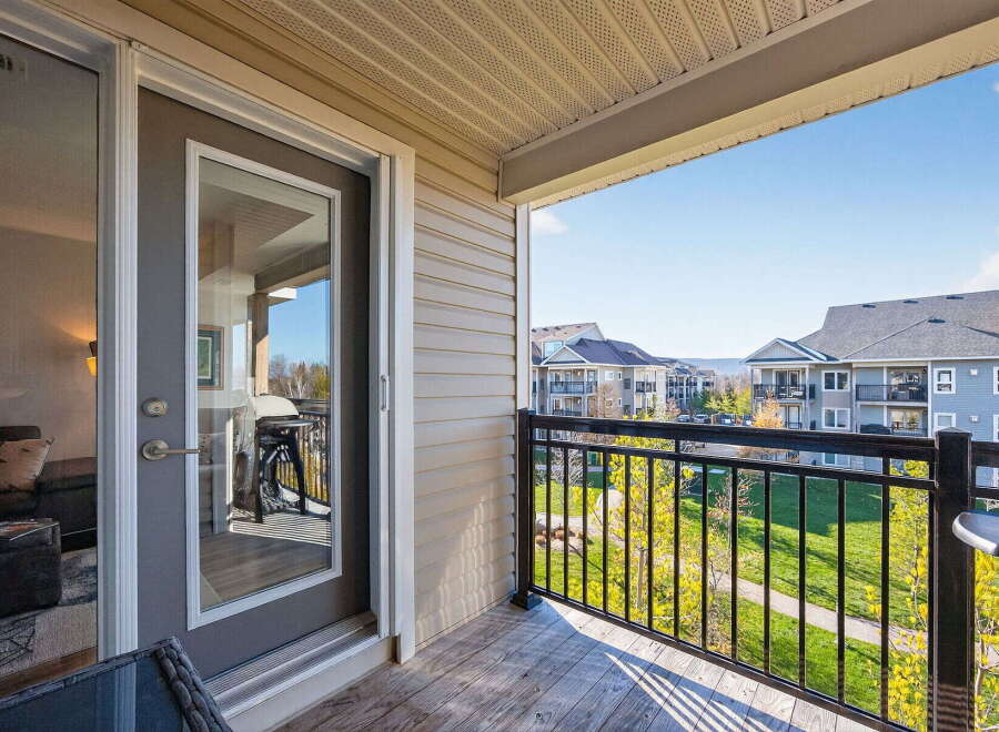 Enjoy breathtaking views from this stunning balcony! This property features a spacious outdoor area, perfect for relaxing or entertaining.