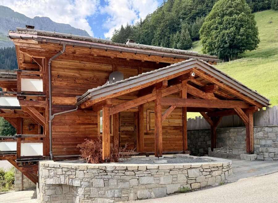 Experience the charm of this stunning wooden chalet nestled in a picturesque mountain landscape.