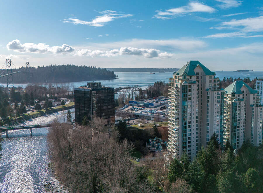 Discover stunning waterfront living in this luxurious high-rise condo.