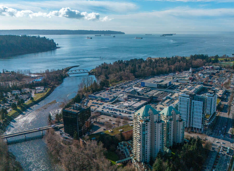 Discover stunning waterfront living with this exceptional property, offering breathtaking views and unparalleled convenience.