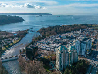 Discover stunning waterfront living with this exceptional property, offering breathtaking views and unparalleled convenience.