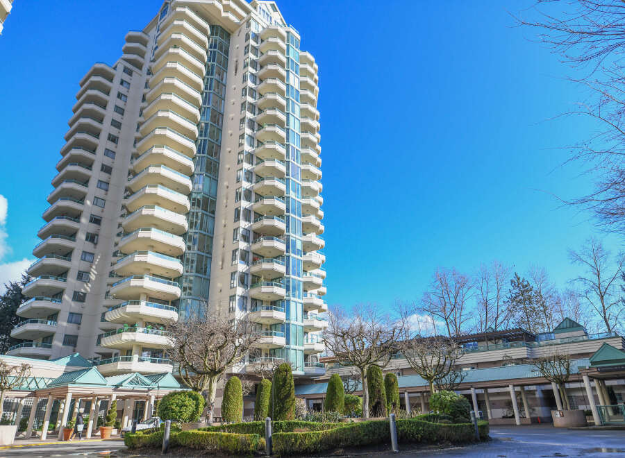 Discover luxury living at this stunning high-rise property, offering breathtaking views and modern amenities.