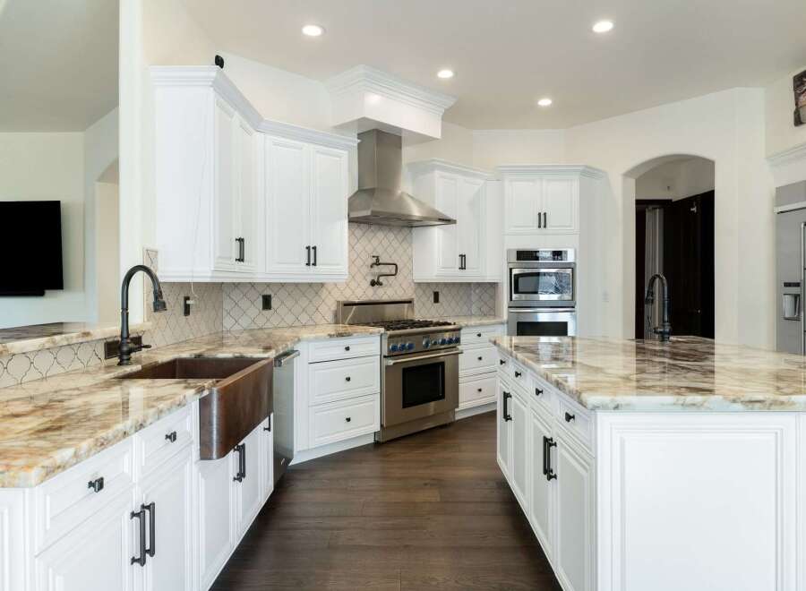 This stunning kitchen boasts a bright and airy design, perfect for culinary enthusiasts.