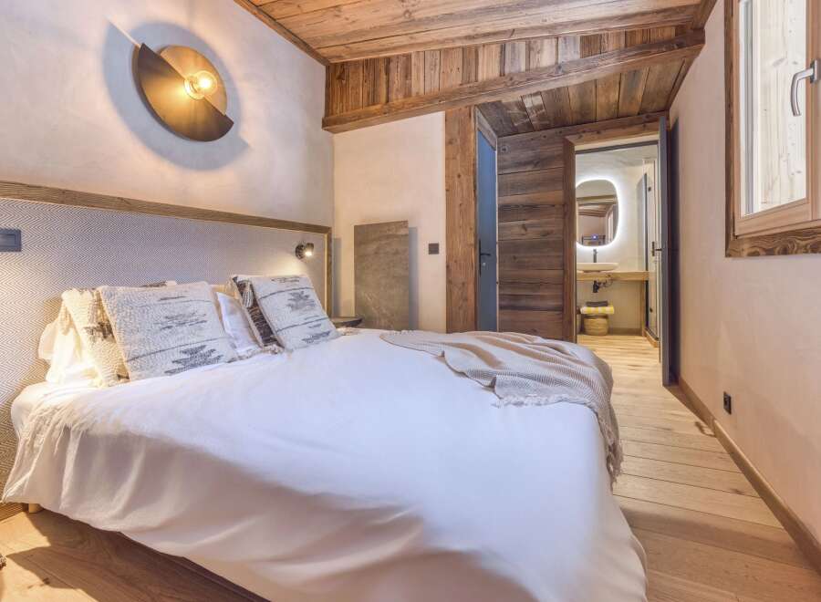 Experience the epitome of rustic elegance in this stunning bedroom.