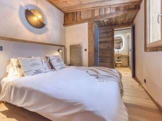 Experience the epitome of rustic elegance in this stunning bedroom.