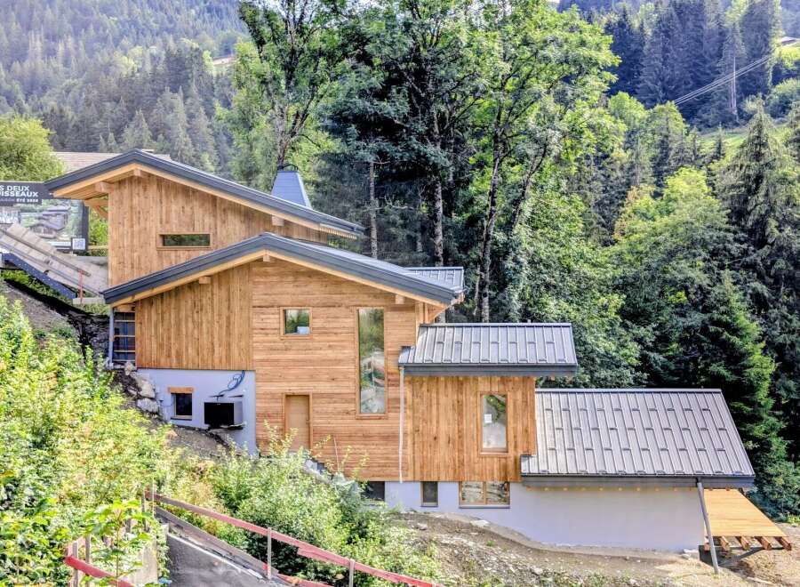 Discover this stunning modern chalet nestled in a serene mountain landscape, perfect for those seeking a blend of contemporary design and natural beauty.