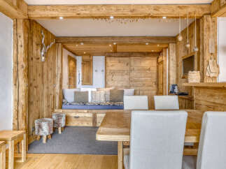 Experience rustic charm in this stunning property! Featuring beautiful wooden accents throughout, this space offers a cozy and inviting atmosphere.