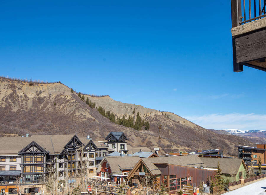 Discover the charm of this mountain retreat, nestled in a picturesque setting.