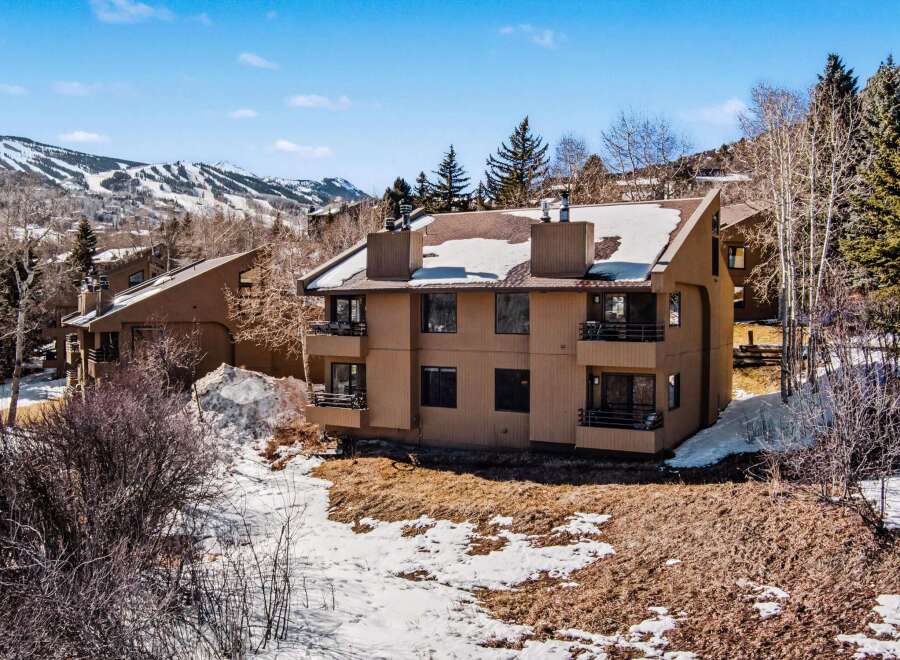 Discover the charm of this stunning property, ideally situated in a picturesque mountain setting.