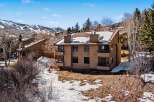Discover the charm of this stunning property, ideally situated in a picturesque mountain setting.