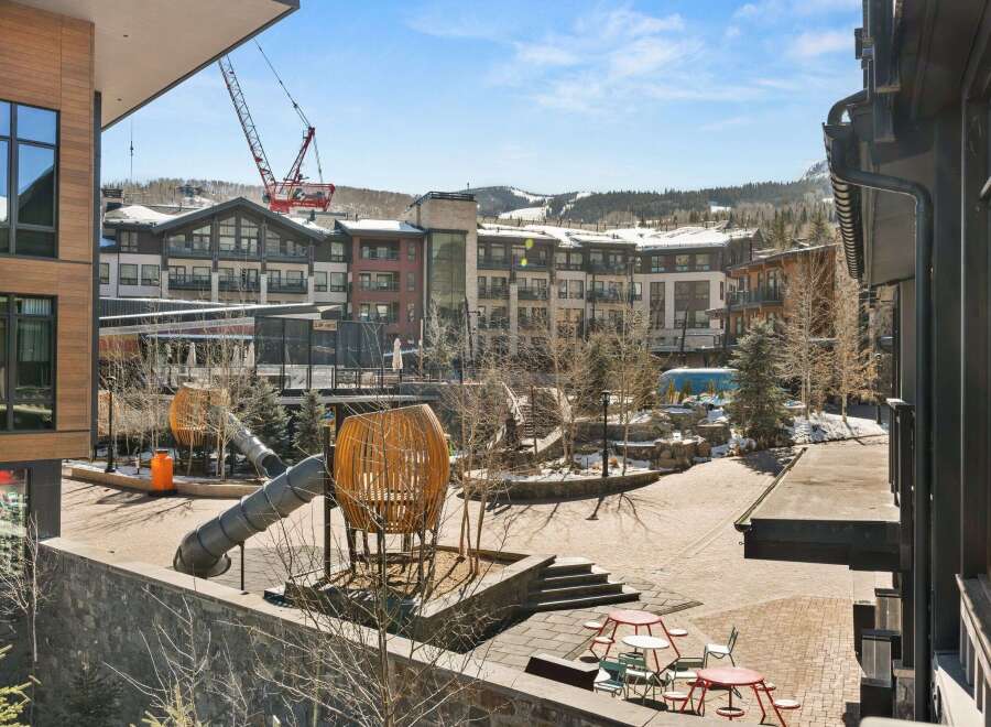 Discover luxury living in this stunning property, boasting modern architecture and high-end finishes.
