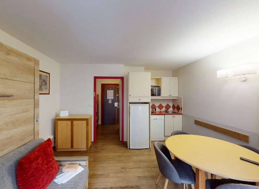 Discover this charming apartment featuring a well-equipped kitchenette, perfect for preparing meals.