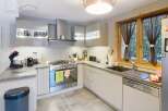 Discover this stunning kitchen, perfect for culinary enthusiasts.