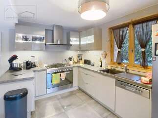 Discover this stunning kitchen, perfect for culinary enthusiasts.