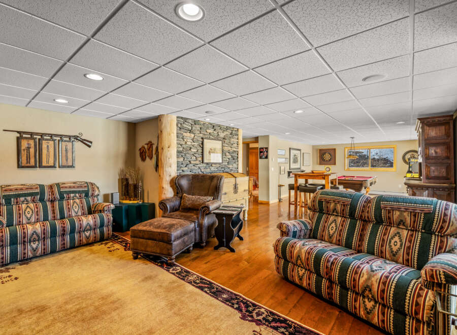 Step into this inviting space, perfect for relaxation and entertainment.