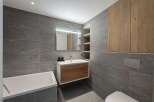 Discover modern elegance in this stunning bathroom.