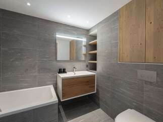 Discover modern elegance in this stunning bathroom.