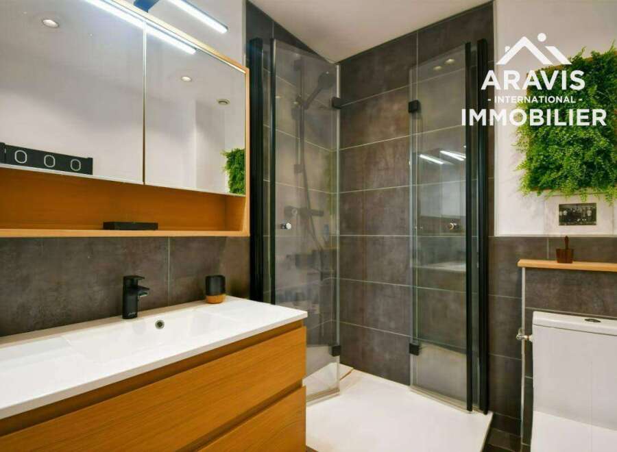 Discover modern elegance in this stunning bathroom.