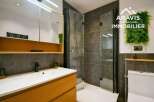 Discover modern elegance in this stunning bathroom.