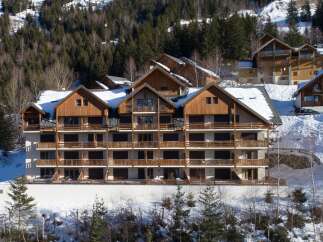 Discover the charm of this stunning ski chalet nestled in a picturesque mountain setting.