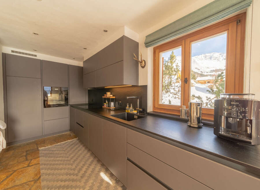 Experience the epitome of modern living in this stunning kitchen.